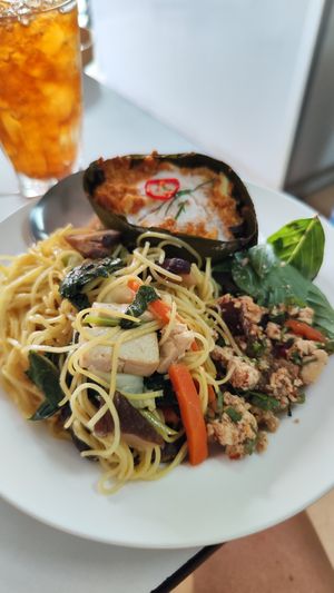 Rechts unten Tofu&Pilze, oben in dem Bananenblatt Spicy Tofu, alles sehr thailändisch im Geschmack! Zusammen 90 THB. at Aroi Vegetarian food - Arawy in Bangkok