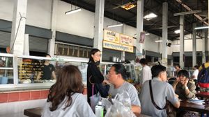 The stalls with different vegetarian food. If u r not taking garlic and onion you have to tell them. Sometime they asked.  at Chamlong's / The Vegetarian Society Chatuchak in Bangkok