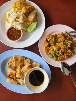 Top left: mock meat and tofu skin
Right: fried glass noodles
Bottom: turnip cake at Chamlong's / The Vegetarian Society Chatuchak in Bangkok