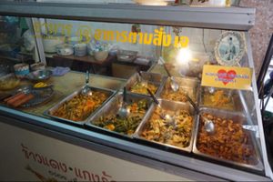 buffet style with plenty of choice at Kaodaeng - Kaeng Rawn in Bangkok