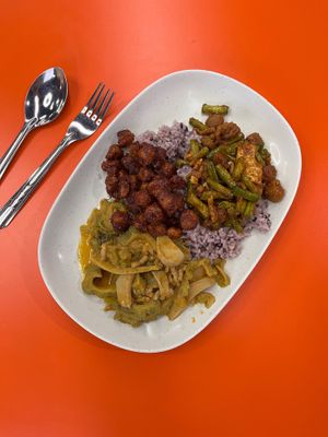 Spicy red curry with bitter gourd and oyster mushrooms, crispy sweet glazed soybeans, and green beans with tofu and fake meat.  at Rabiengboon - MBK in Bangkok