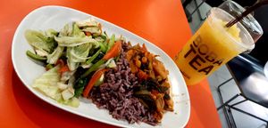 The smoothie is from a different stall as the Rabiengboon sells only food at Rabiengboon - MBK in Bangkok