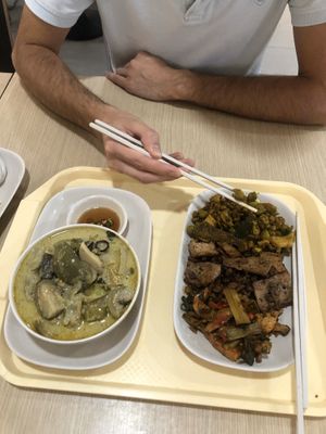 Green curry and selection of stir fries at Rabiengboon - MBK in Bangkok
