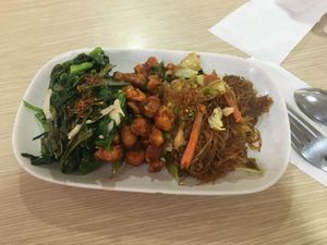 Good amount of food for 60bat or 1,7€ at Rabiengboon - MBK in Bangkok