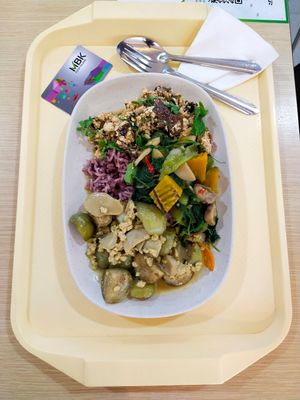 3 dishes with red rice 2$ at Rabiengboon - MBK in Bangkok