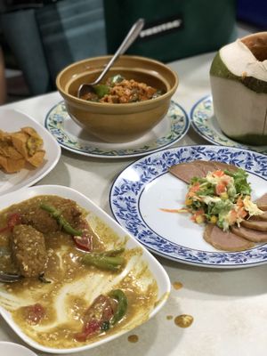 Delicious vegan dinner at Ruyi Vegetarian in Bangkok