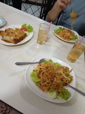Pad Thai, vegetarian spring rolls and Chinese Iced Tea at Ruyi Vegetarian in Bangkok