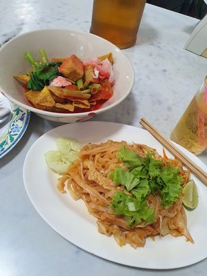 Pad Thai and Crispy Wontons at Ruyi Vegetarian in Bangkok