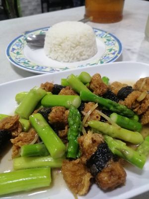 Asparagus and tofu at Ruyi Vegetarian in Bangkok
