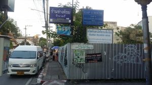 signage Rachadamnoen Road at Gap House - Thai Vegetarian Buffet in Chiang Mai