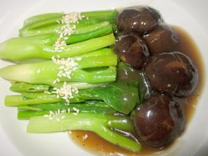 Steamed shiitake mushrooms with kale at Five Star J Restaurant in Pattaya