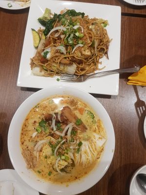 Top- Hokkien noodles.     Bottom- Yellow noodle laksa at Utopia Vegan in Dickson