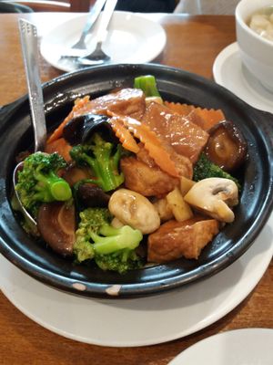 Mixed veggies and shitake in crock pot at Green Gourmet in Newtown