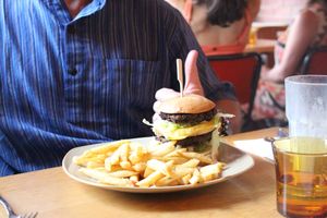 BETTER THAN A BIG MAC

Two 100% no beef patties, special sauce, iceberg lettuce, vegan cheese, pickles & onion served in a three-part brioche bun. Served with golden potato fries.
 at Vegie Bar in Fitzroy