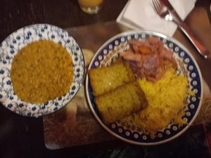 sorry verwackelt. bärlauchtofu mit reis, gemüse und linsen. hammer :) at Bio Bistro Spicy Spices in Salzburg