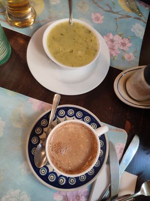 Chai Tee mit Sojamilch und Erbsensuppe mit Zitronengras at Bio Bistro Spicy Spices in Salzburg