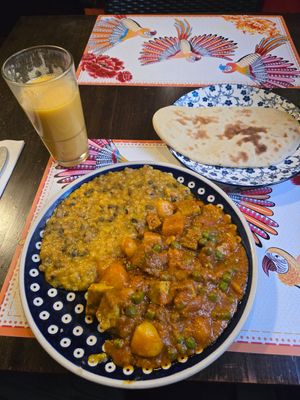 Veganes Mango-Lassi aus Soja-Milch 🥭 at Bio Bistro Spicy Spices in Salzburg