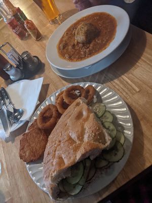 Szegediner Gulasch und Doppeldecker Menü at Rupp's Vegetarisches Pub   in Vienna