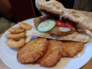 Spezial Doppeldecker Menü at Rupp's Vegetarisches Pub   in Vienna