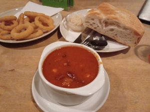 Chili sin carne with bread ; onion rings at Rupp's Vegetarisches Pub   in Vienna