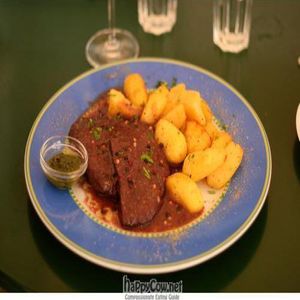 Veganes Pfeffer auf Rotwein-Sauce mit Braterdäpfeln und Pesto - 15,90 at Bio Bar von Antun in Vienna