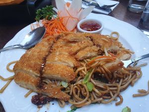 Knuspriges "Huhn" mit gebratenen Nudeln at Xu's Cooking in Vienna
