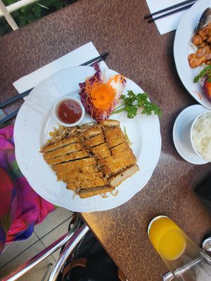 Knusprige Ente mit gebratenen Nudeln at Xu's Cooking in Vienna