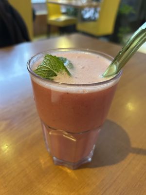 Erdbeer-Dattel-Hafermilch 5,20€
  at Xu's Cooking in Vienna
