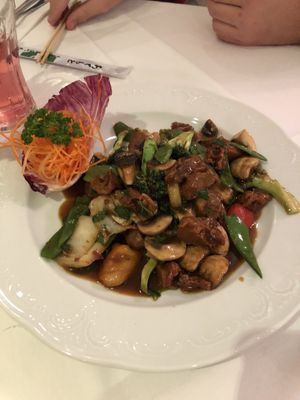 Crispy chicken with basil at Xu's Cooking in Vienna