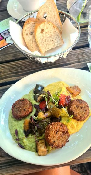 Hummus mit Falafel at Hollerei in Vienna