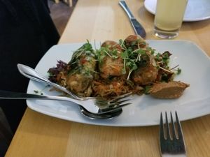 Rice wraps filled with smoked tofu and vegetables, topped with sprouts at Hollerei in Vienna