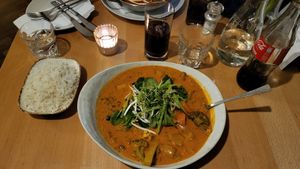 Rotes Curry mit Tofu, Süßkartoffeln, Brokkoli, Karfiol... at Hollerei in Vienna