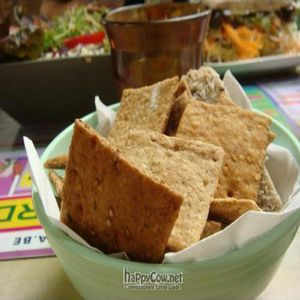 Sesame seed crackers and bread at Lombardia Cafe in Antwerpen