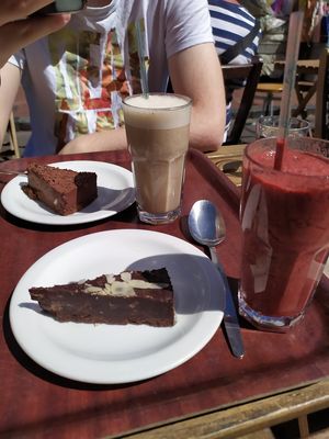 Detox smoothie and banana milkshake made with oat milk at Infinity Foods Kitchen in Brighton