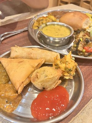 Es gibt 5 verschiedene Menüs und Einzel Bestellungen (Linsensuppe, Curry, etc.) Wir haben uns für das ,,The Large“ entschieden und dazu u.a. gefüllte Frühlingsrollen genommen at Govinda's in London