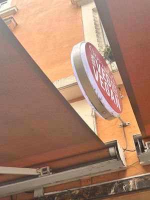 Schild von außen    at Govinda's in London