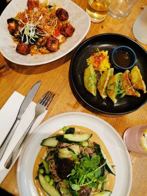 Sésame soba noodle, spinach gyōza and kimchi fried rice at Mildreds - Soho in London