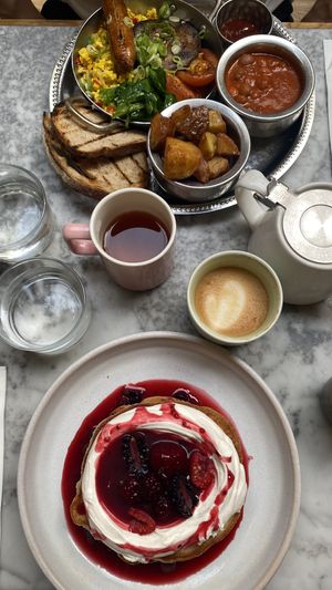 Weekend brunch - English breakfast and berries&cream pancakes    at Mildreds - Soho in London