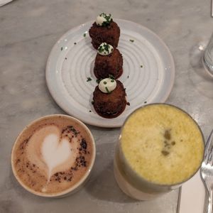 Arancini, cappuccino and a fresh juice at Mildreds - Soho in London