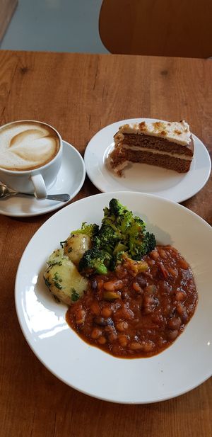 Vegan chilli and cake at The 8th Day in Manchester