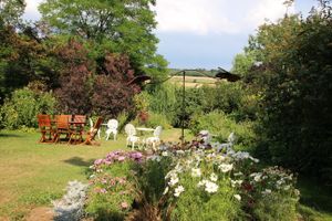 Vue sur le jardin pendant le repas at La Maison du Vert in Ticheville