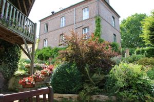 La maison depuis le jardin at La Maison du Vert in Ticheville