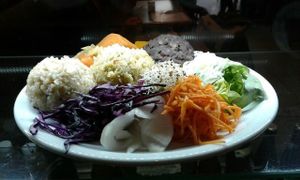 The big macrobiotic plate: fully balanced
2 cereals each day, vegetal protein, cooked and raw veggies, algae and pickles  at Grand Appetit in Paris