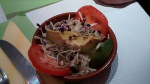 Ensalada criolla at Manger Autrement in Toulouse