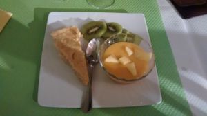 Vegan desserts: kiwi, mango cream and almond cake at Manger Autrement in Toulouse