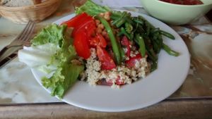 Vegan items of the buffet: vegetables (corn, tomatoes, green salad), lentils, Catalan chickpeas, homemade tabouli, green beans with soy sauce and sesame at La Faim des Haricots - Blagnac in Blagnac