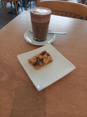 Kakao mit Sojamilch und Himbeerschnitte at Osho's Place in Cologne