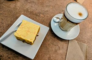 Möhren Walnuss Kuchen und Latte macchiato at Osho's Place in Cologne