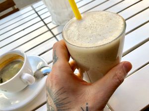 banana oat almond date smoothie at Osho's Place in Cologne