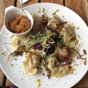 Piroggi mit Pilzfüllung und Rotkraut   at Radieschen in Darmstadt